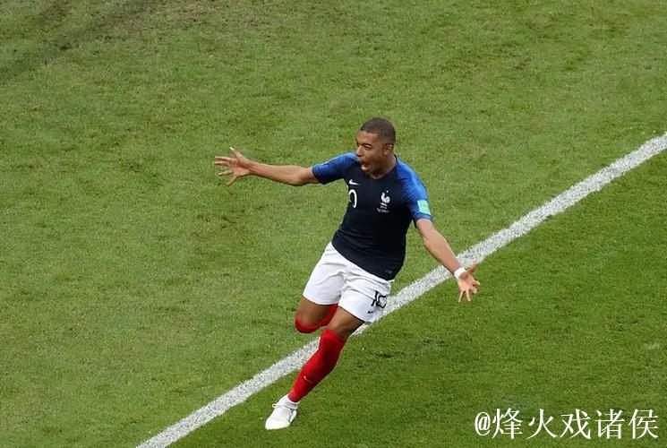 荣耀时刻,姆巴佩领取皇马11月最佳球员奖 荣耀时刻,姆巴佩领取皇马11月最佳球员奖